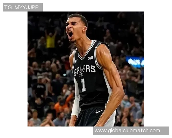 文班亚马首场比赛表现抢眼五次盖帽并成功隔扣字母哥引发热议